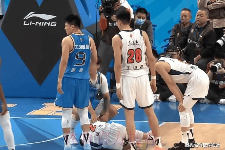 北京半场打花广东！曾凡博+双外41分，萨姆纳空砍23分，徐杰伤退